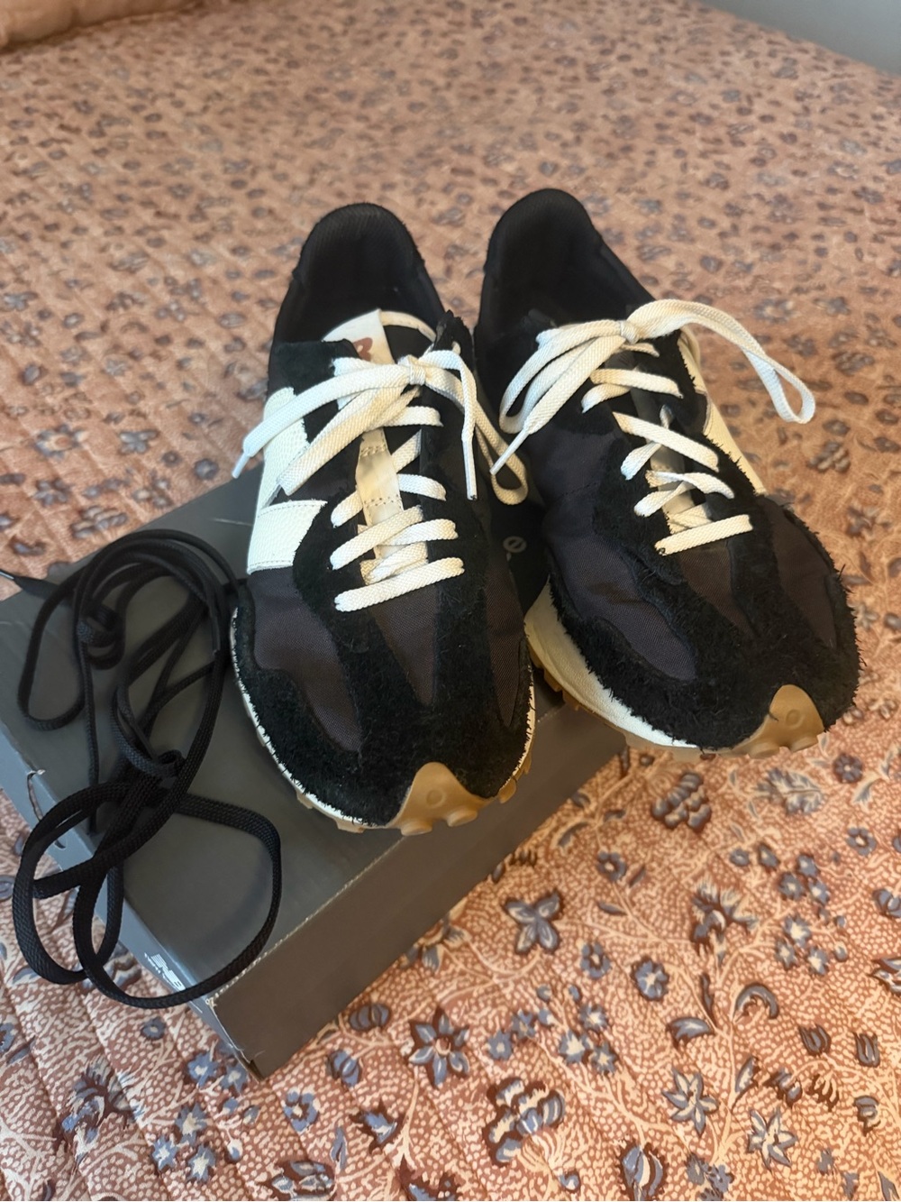 New Balance 327 Black and White Women's Retro Runner Sneakers 81/2